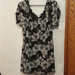 2X black and white floral peasant top